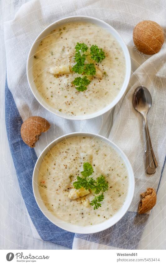 Cream of white asparagus soup garnished with asparagus spears and parsley Spoon Spoons Oat Oats Avena healthy eating nutrition ready to eat ready-to-eat mashed