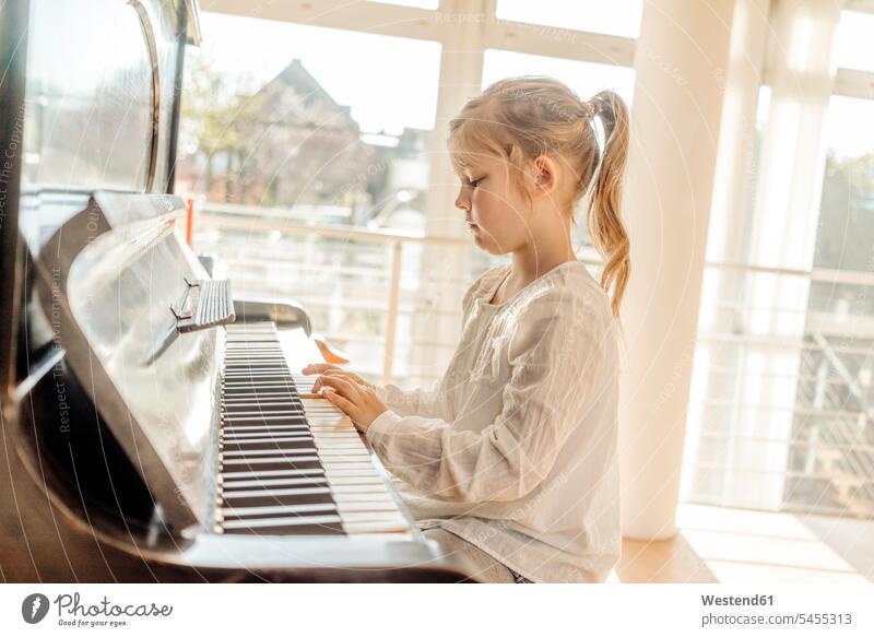 Menina em casa tocando piano - uma realezaMenina em casa tocando piano - uma realeza  