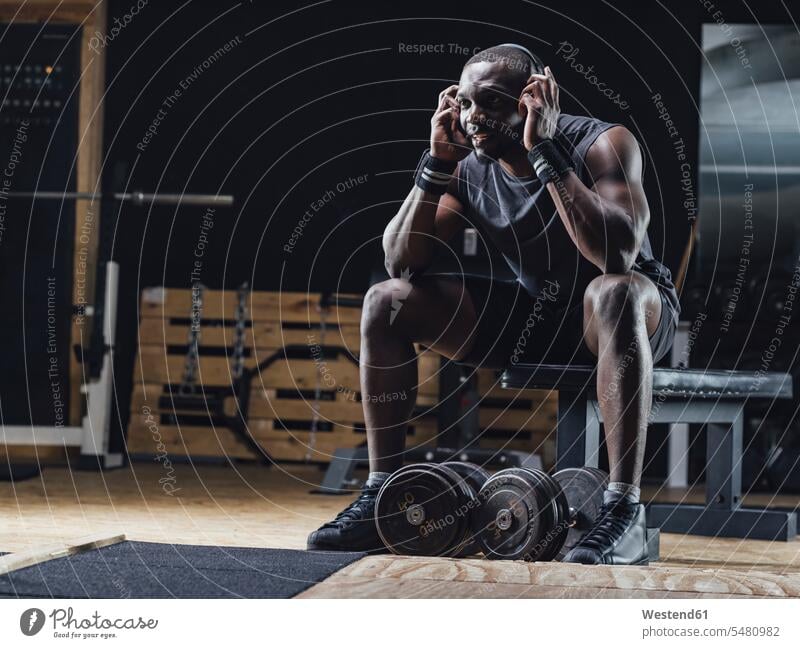 Foto Stock Sports people fitness training with weights at gym