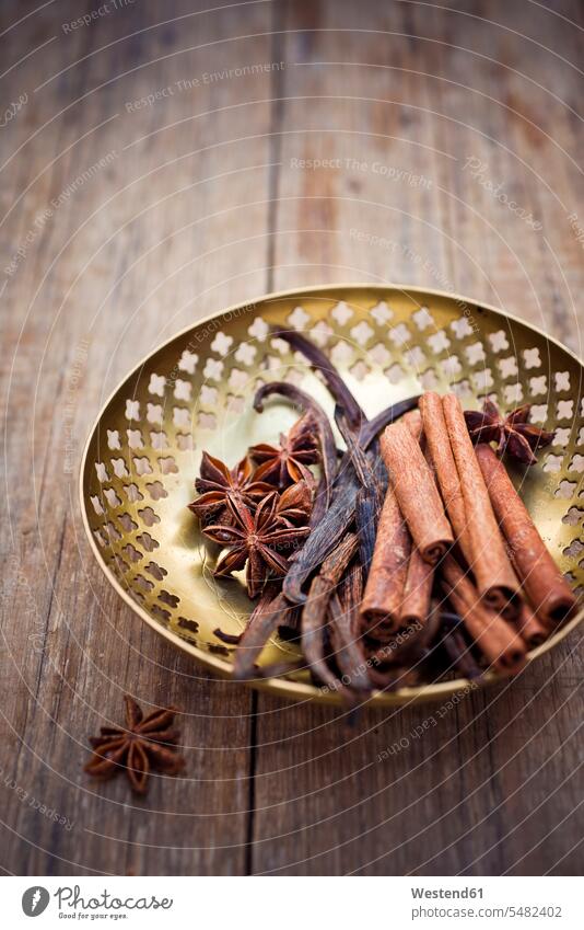 Bowl of vanilla beans, star anise and cinnamon sticks food and drink Nutrition Alimentation Food and Drinks vanilla pod vanilla pods Christmas X-Mas yule Xmas