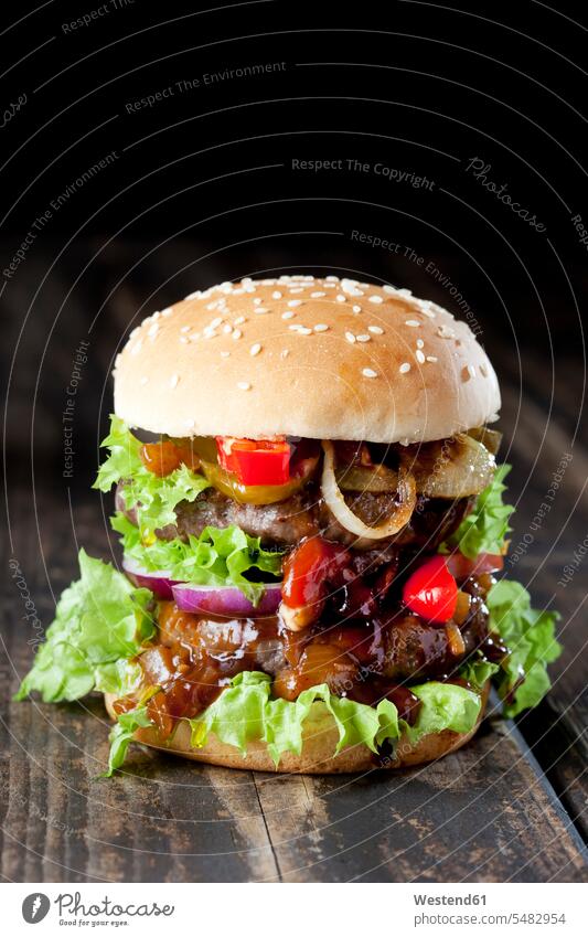 Double burger, close up nobody Hamburger roll Hamburger rolls Hamburger bun Hamburger buns bacon Bacons speck Tomato Tomatoes fatty lettuce leaf lettuce leaves
