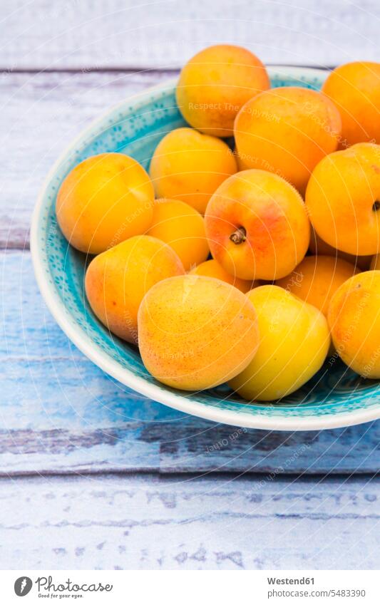 Bowl of organic apricots on wood, close-up food and drink Nutrition Alimentation Food and Drinks close up closeups close ups close-ups Part Of partial view