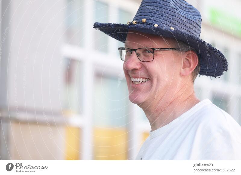 Drinkje bej Inkje | Happy laughing man with glasses and hat walking in the city portrait Man middle-aged man Exterior shot Colour photo 50 plus Healthy Joy
