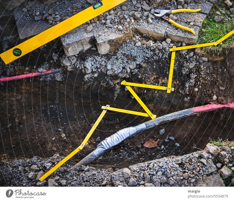 Cable laying breaking point earthworks Spirit level Metre-stick Pair of pliers pavement Lawn Fracture point Telephone cable power line power cable Cables broken