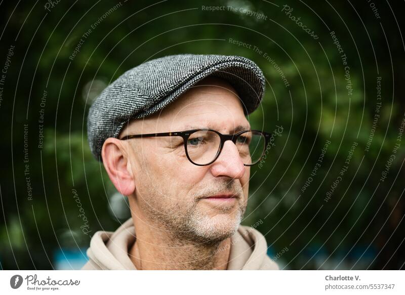 Wide land | wide view | man portrait with glasses and cap person Human being Man 1 Person Portrait of man portrait of a man farsightedness