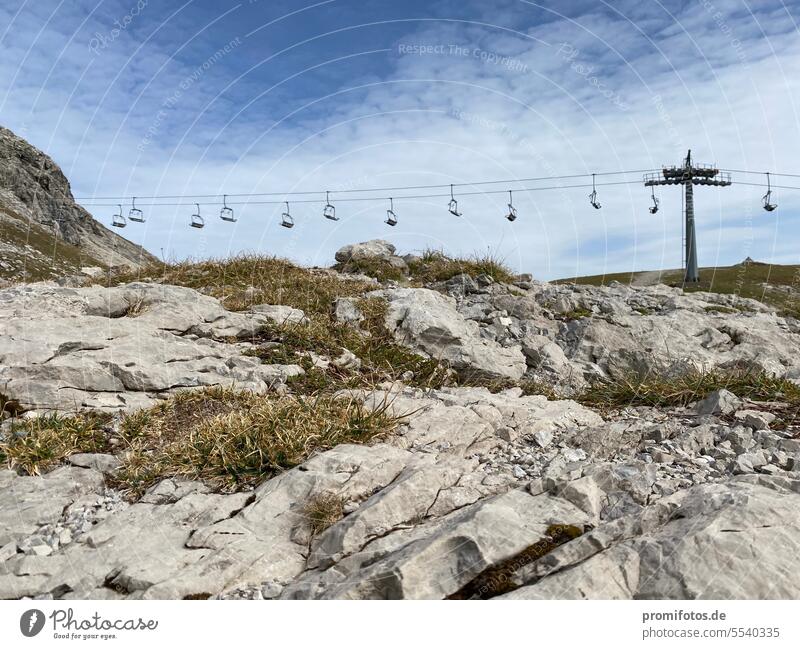 Stationary ski lift in Oberallgäu on Nebelhorn above snow-free ski slope. Photo: Alexander Hauk Winter Winter sports 2023 October photo Colour photo Skiing