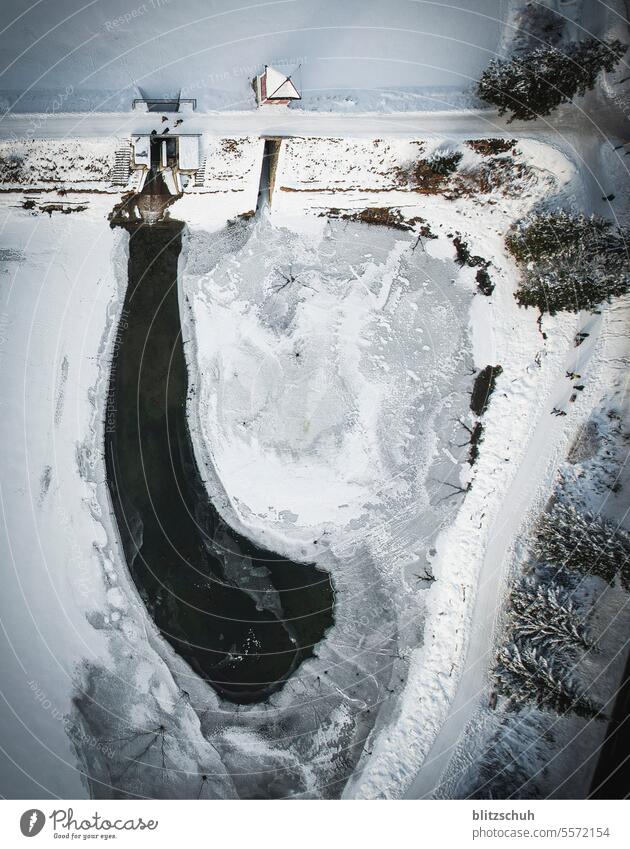 Luftaufnahme eines Dammes im Winter Landschaft Wasser Kraftwerk See Wasserkraft Eis Gefroren Gefrorener See Drohnenfoto Staumauer Strom Kalt Winterzeit Bergsee