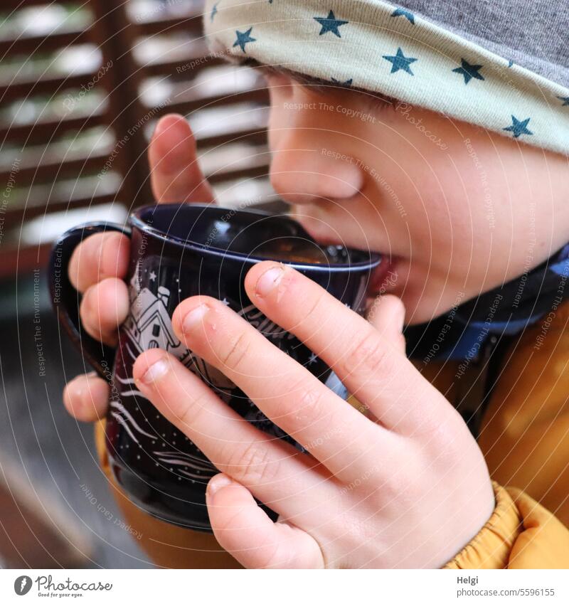 Warming | hot chocolate warming Child Hot chocolate Hot Chocolate Face hands Cup Christmas Fair Christmas mug Hand Fingers To hold on warm sb./sth. Drinking Cap