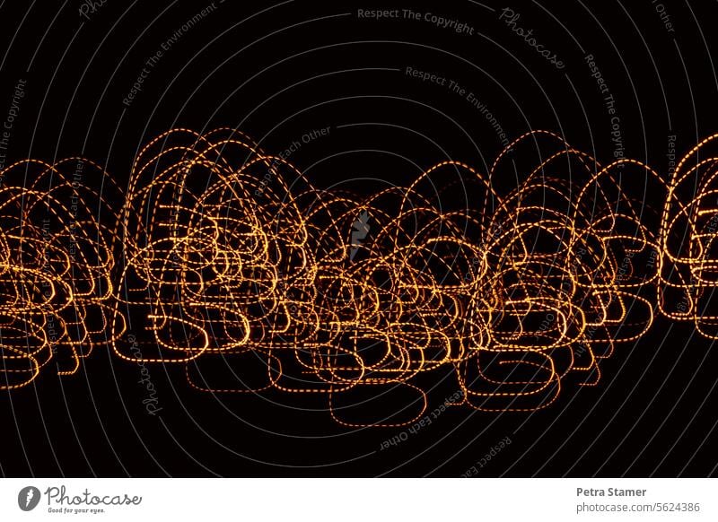 Lichterkette in schwung dunkel Nacht Winter hübsch Lichtpunkte schwarz Muster Lichtmuster