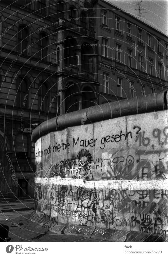 Never seen a wall before Wall (barrier) Kreuzberg Narrow Repression Exterior shot wall in west berlin graffiti inner german border 1986 before opening