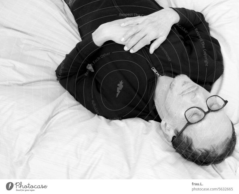 siesta Old portrait Facial hair Man Bed Sleep Eyeglasses rest Lie Closed eyes Fatigue Relaxation Bedroom