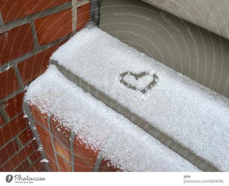 Heart painted in snow Heart-shaped heart-shaped Love Vacation good wishes Vacation mood Declaration of love Romance Loyalty affectionately Infatuation In love