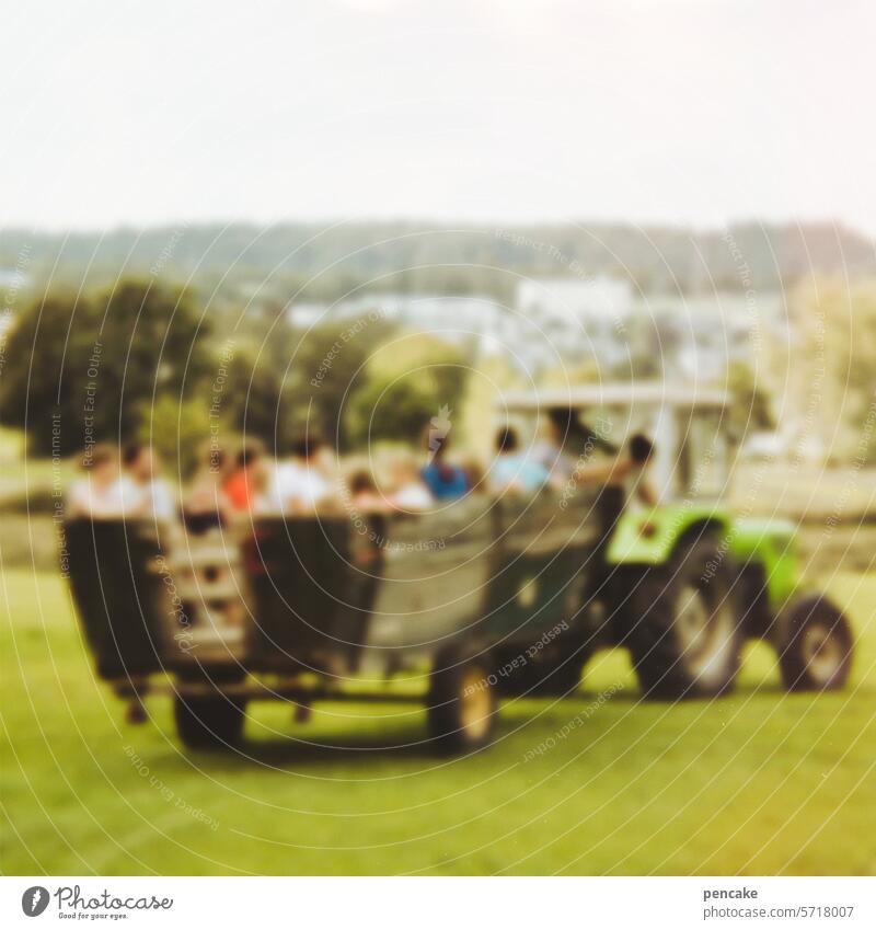 senk ju for treweling | ausflug ins grüne Traktor Anhänger Ausflug Menschen fahren Landschaft Unschärfe Erholung Ferien Feriengäste Urlaub Landwirtschaft