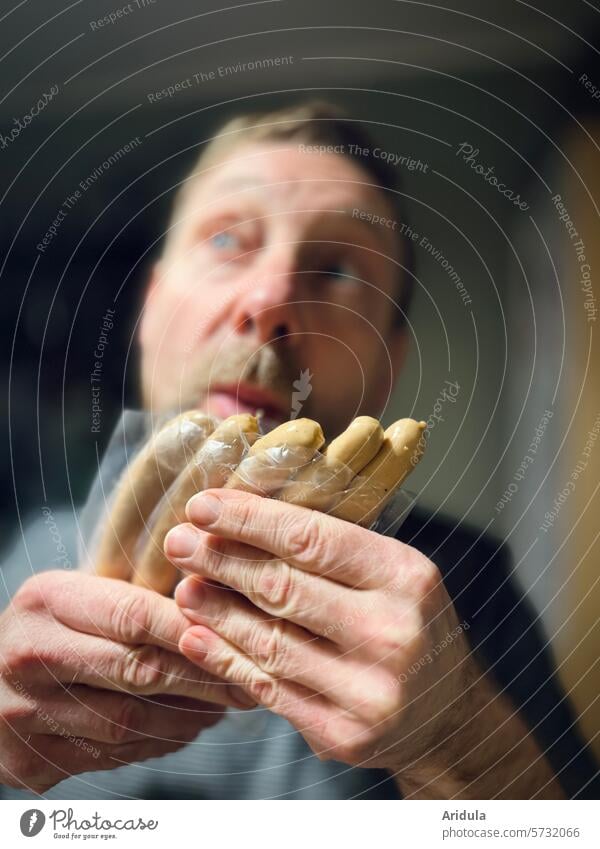 Rather live unusually | Man plays with food | Sausage pan flute Small sausage Panpipe You don't play with food. Eating Playing foolish bunkum Food Nutrition