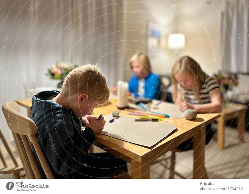 Three children painting at the dining table Painting (action, artwork) Table pen employed Employment free time Creativity Draw Infancy Leisure and hobbies