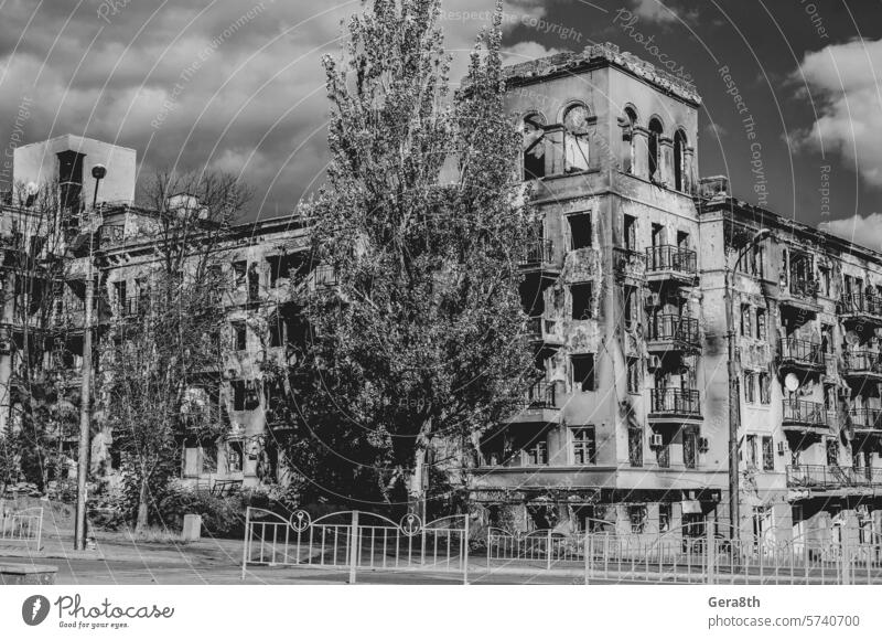 destroyed and burned houses in the city during the war in Ukraine Donetsk Kherson Kyiv Lugansk Mariupol Russia Zaporozhye abandon abandoned attack blown up