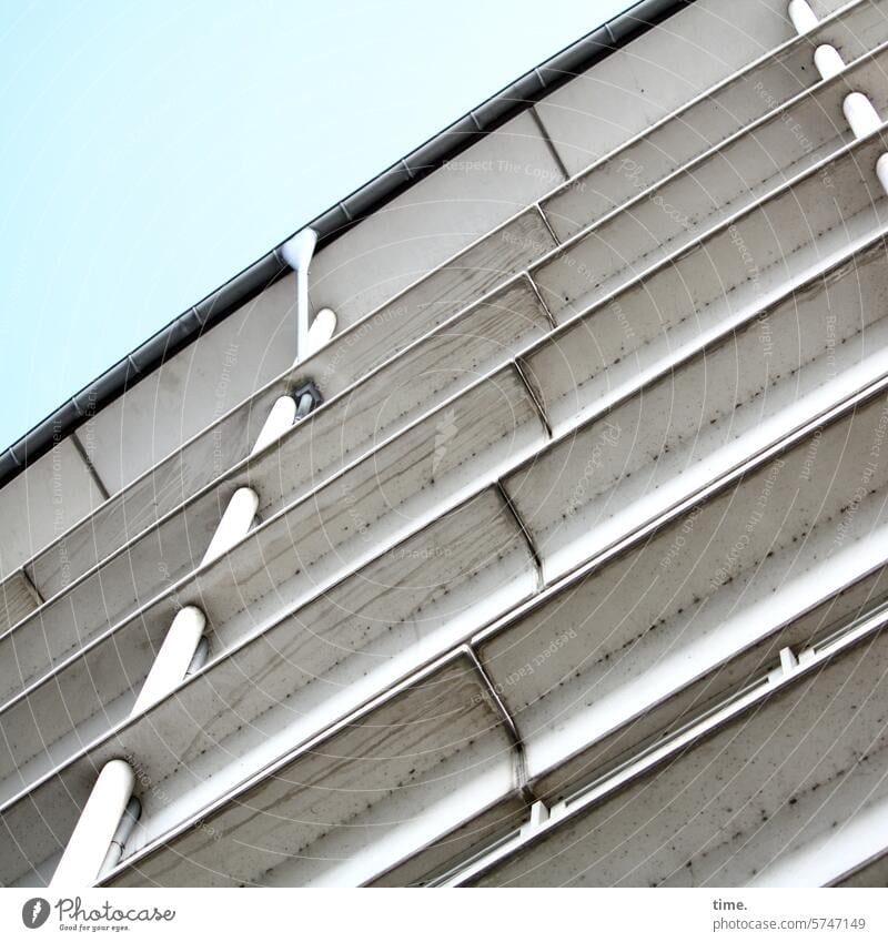 A place in the sun Wall (building) Wall (barrier) Facade Manmade structures Building Sky Downspout Eaves Worm's-eye view lines Concrete dwell Apartment Building