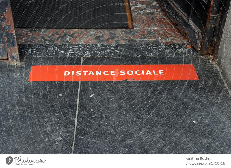 distance sociale social distance French detachment Social Dissociation gap keep sb./sth. apart mark Ground distance mark spacer Privacy distance marking Clue