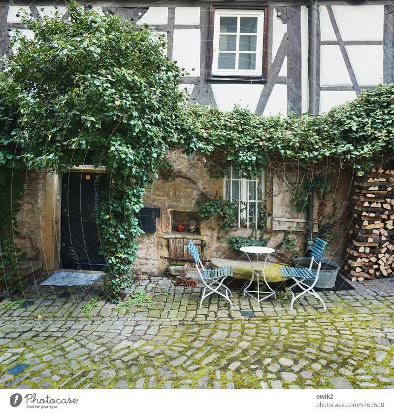 Backyard cafe Resting place Quaint Old fashioned Idyll affectionately out Interior courtyard Folding chairs Table Simple Appealing House (Residential Structure)