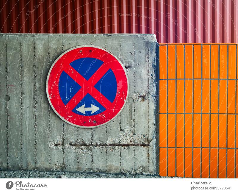 Halteverbotszeichen an Betonwand Betonmauer geflieste Wand absolutes Halteverbot Halteverbotsschild Verkehrszeichen Rot Grau Orange Zeichen Zeichen & Symbole