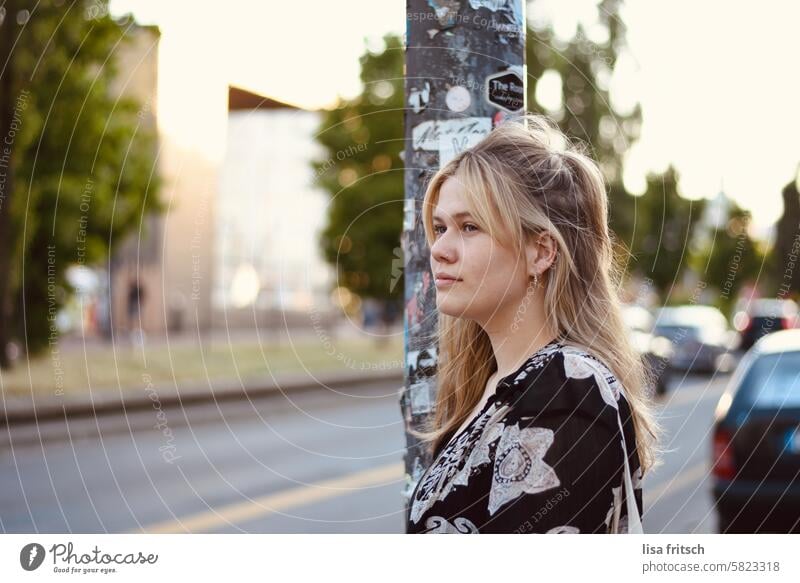 CITY LIFE - WOMAN - WAITING - ROAD TRAFFIC Woman 25 to 30 years youthful Young woman Blonde Street Road traffic Wait Traffic light Twilight Summer Meditative