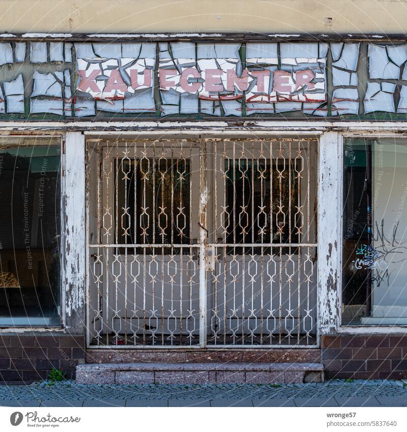 closed | Department store death topic day locked Shopping center Department store demise Purchase center Deserted Colour photo Exterior shot Facade