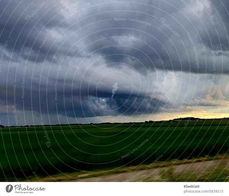 A powerful thunderstorm is approaching - the harbingers of flooding Thunder and lightning Storm Flood Gale storm tide Rain heavy rain Wind Hurricane