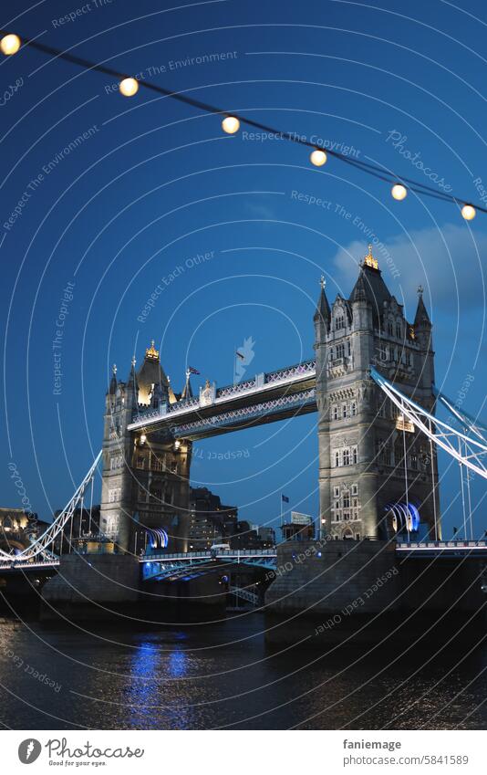 Schönste Brücke Tower Bridge London Capital Thames Fluss Tourismus Nachts Nightlife Nachtleben Lichterkette