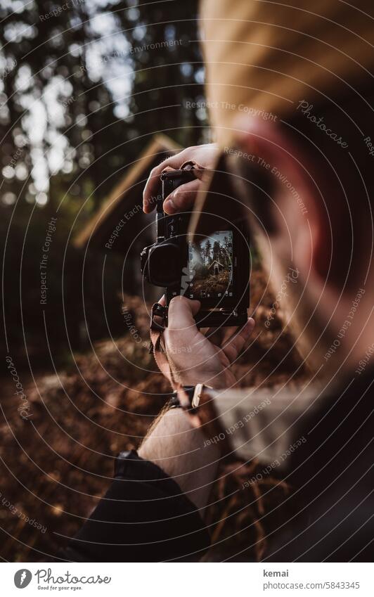 Photographer taking pictures Take a photo display Camera display stop camera Mirrorless Hand Close-up blurriness bokeh Focus on Brown Autumn