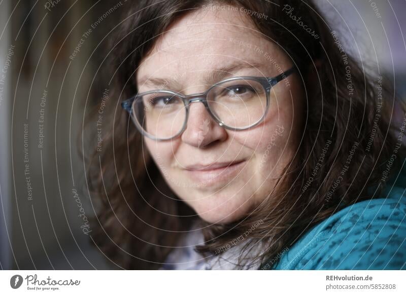 Portrait of a woman with glasses Adults portrait Face Human being Smiling Authentic Colour photo Interior shot 30 - 45 years Business Feminine Friendliness