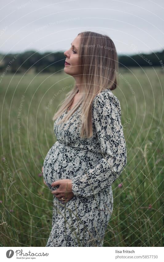 WOMAN - PREGNANT - GREEN Woman 30 - 40 years long hairs Blonde Elegant Pregnant pregnancy pregnant woman Adults feminine side view Baby bump Expectation