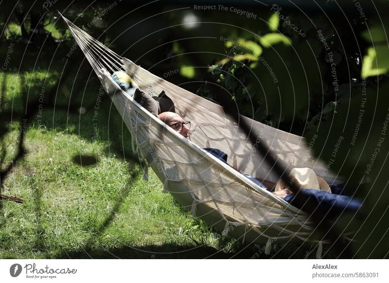 [HH Schregatour24] A cream-white hammock hangs in the garden, obviously someone is lying in it, but you can hardly see them Garden Hammock White Cords woven