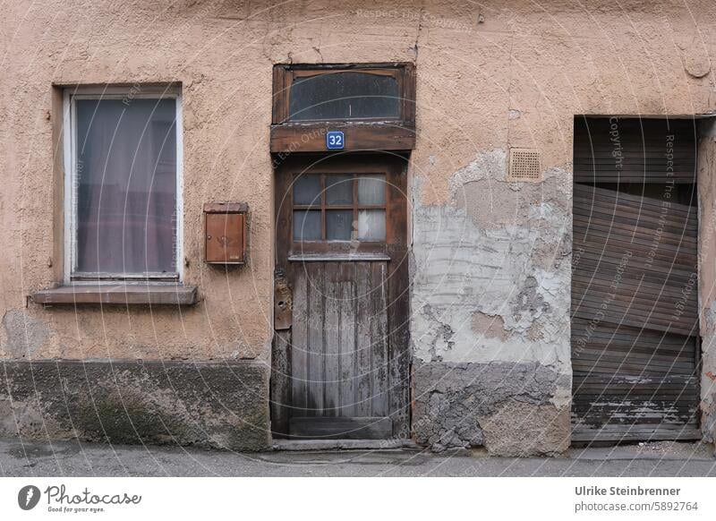 Windows and doors of an unoccupied old building Entrance House (Residential Structure) Old building Building Facade Mailbox Front door Wooden door front door