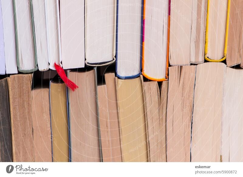 books Buch Nahaufnahme Detail Bücher lesen Germanistik Literatur Roman niemand Lektüre Textfreiraum Studium Schreibtisch viele Stapel Bücherstapel offenes weiß