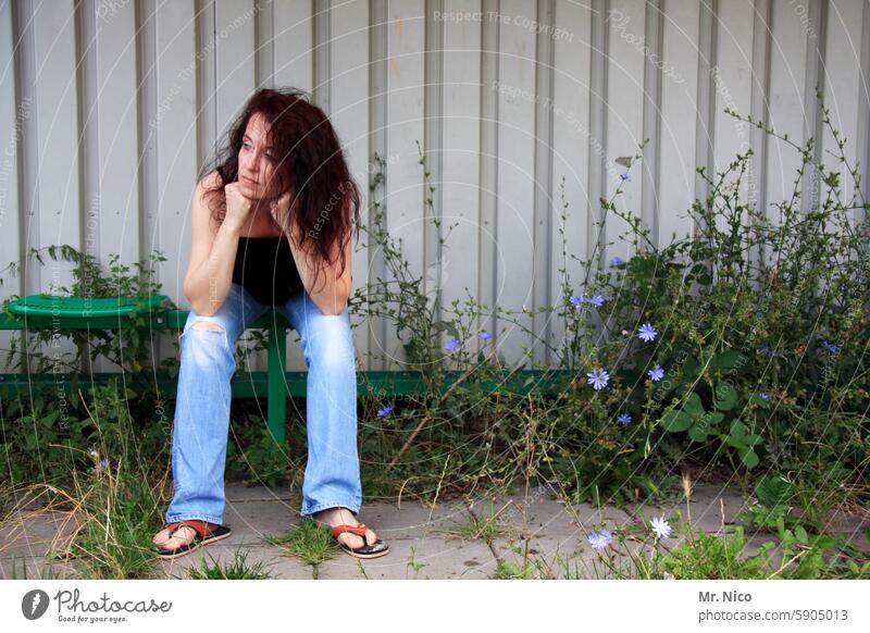 Sitting Lateness Stress Prompt Facial expression Expectation Boredom Meeting point Wait Date Sour Exasperated Disappointment temporising patience Patient