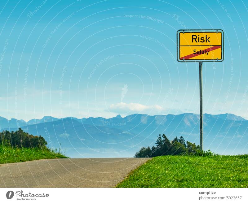 Risk vs. safety sign Road traffic Transport Decide Business finance Bench banking fund ETF Investment moor Safety Road safety decide Town sign Road sign