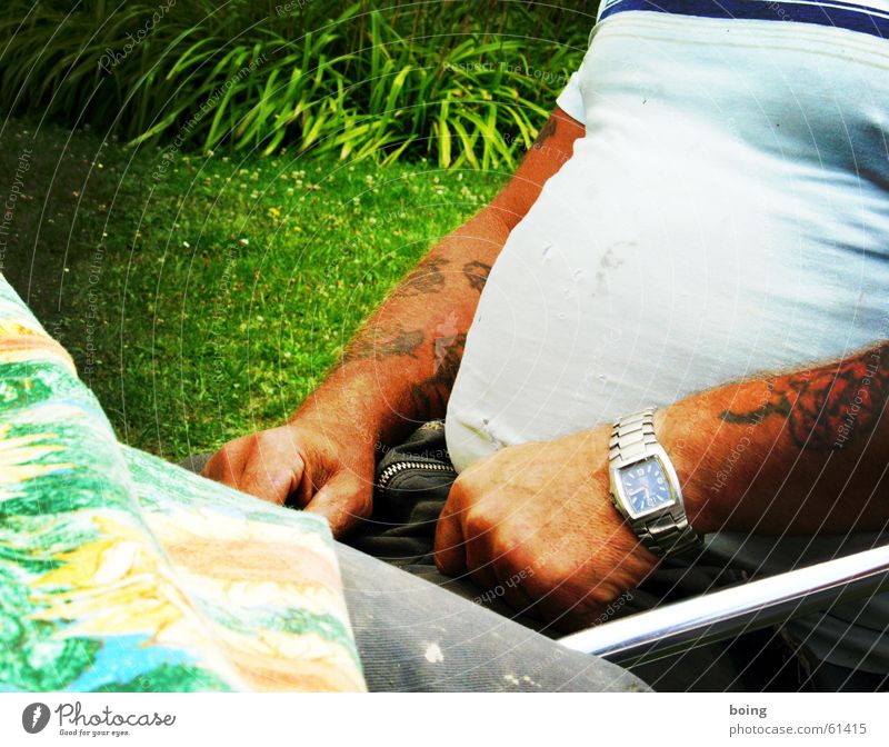 Sea bear on shore leave Tattoo Bodybuilder Wristwatch T-shirt Sit Man unpainted lush meadow