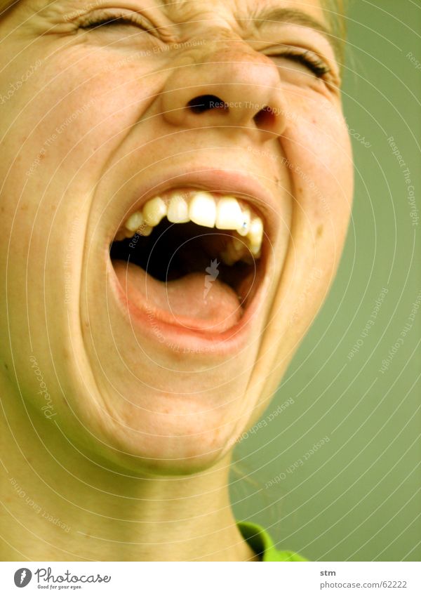 Portrait of a woman cheering / screaming Woman Scream Green Emotions Expressive Enthusiasm Fear Joy Mouth Tongue Oral cavity Jawbone Eyes Wrinkles whooping