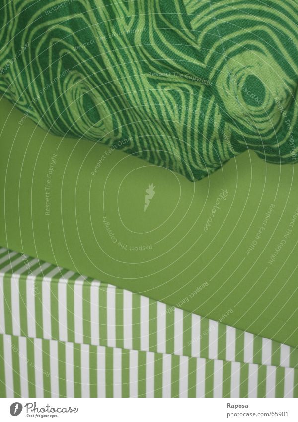 stacked green Green Bright green White Unicoloured Striped Pattern Circle Colour dark green pattern sequence from top to bottom