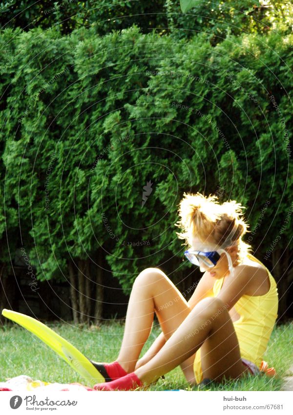 waiting for the flood Back-light Swimsuit Eyeglasses Diving equipment Hand Shoulder Fingers Grass Bikini Knee Light Concentrate Important Interesting Yellow