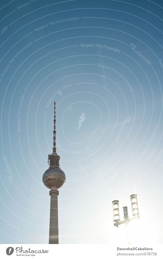 La Tour de la télévision de Berlin Lifestyle Elegant Tourism Sightseeing City trip TV set Antenna Technology Telecommunications Cloudless sky Sun Summer Germany