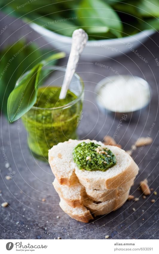 Wild garlic pesto with baguette Club moss Italien pesto Forest fruit Baguette Garlic Herbs and spices Sense of taste Sauce Dip Pine nut Healthy Eating Dish