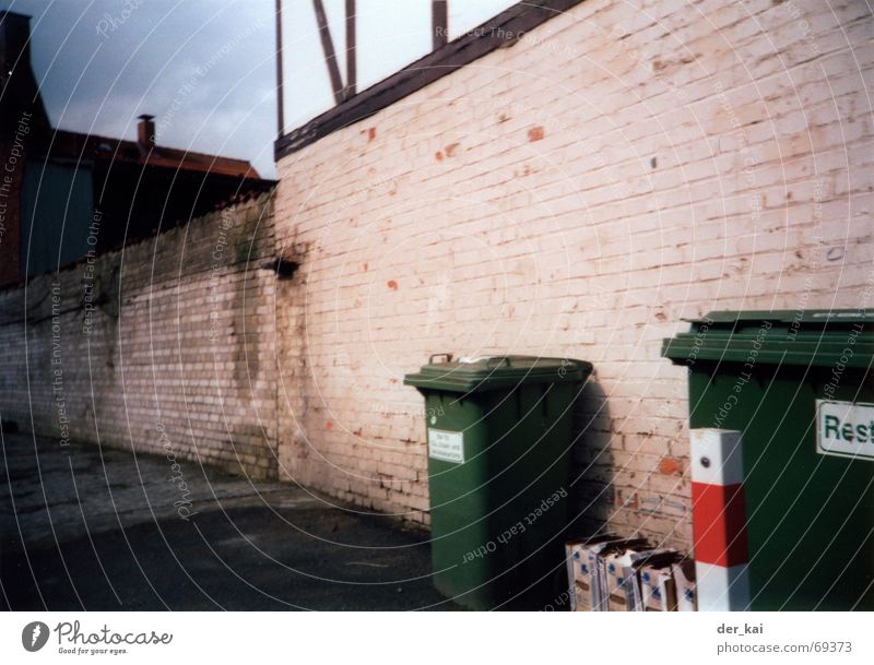 Trash as trash can Keg Trash container Residual waste Remainder Green Red White House (Residential Structure) Wall (building) Blur Indifference that is Pole