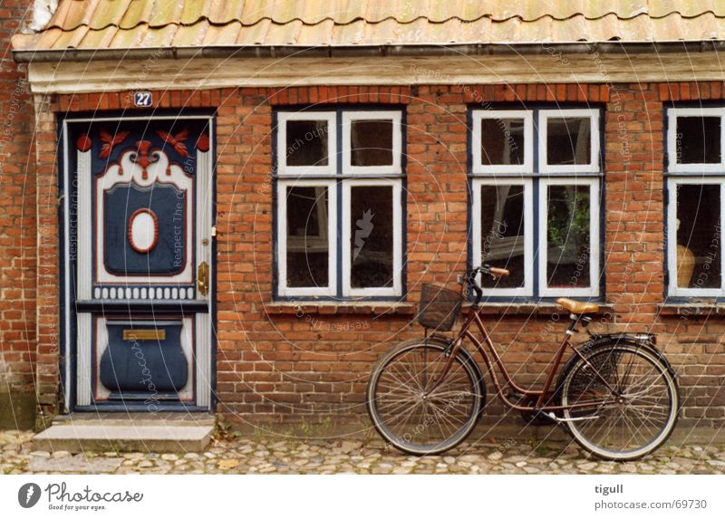 Parked bike Ribe Bicycle Window Wall (building) House (Residential Structure) Scandinavia Jutland Ancient Denmark oldest town Door Old Front door