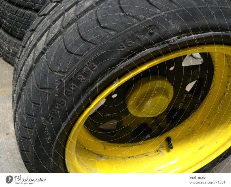 tyre blow-outs Duck burst tyres wide retreaded steel rim tyre damage retread tyre defective tyre duck rim 2CV carcass damage Damage wide tyres duck hoop 2 cv