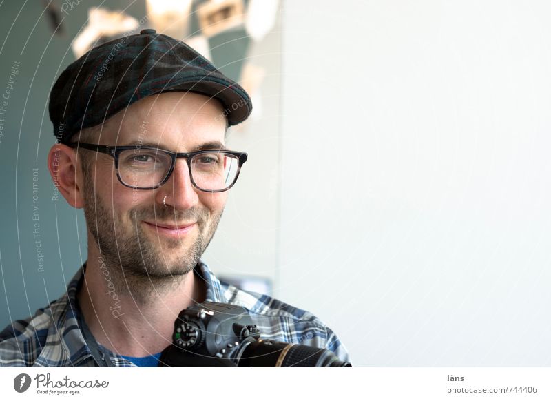 . Human being Masculine Man Adults Head Face Facial hair 1 Eyeglasses Cap Observe Smiling Friendliness Happy Hip & trendy Positive Happiness Contentment