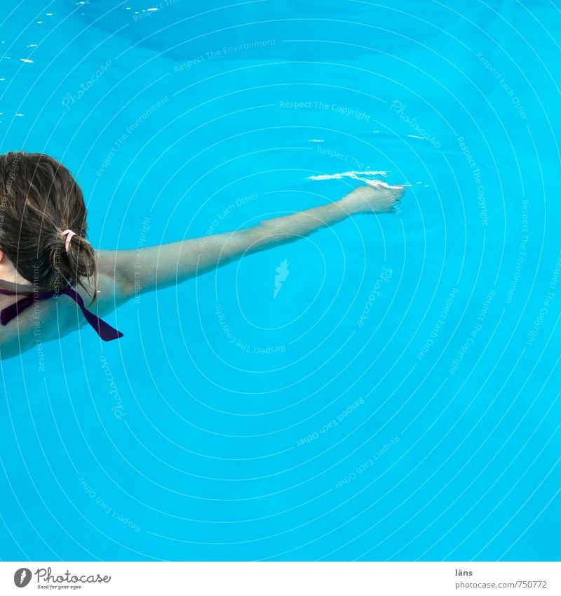drift Swimming & Bathing Swimming pool Feminine Young woman Youth (Young adults) Woman Adults Life Head Arm 1 Human being 30 - 45 years Water Relaxation Blue