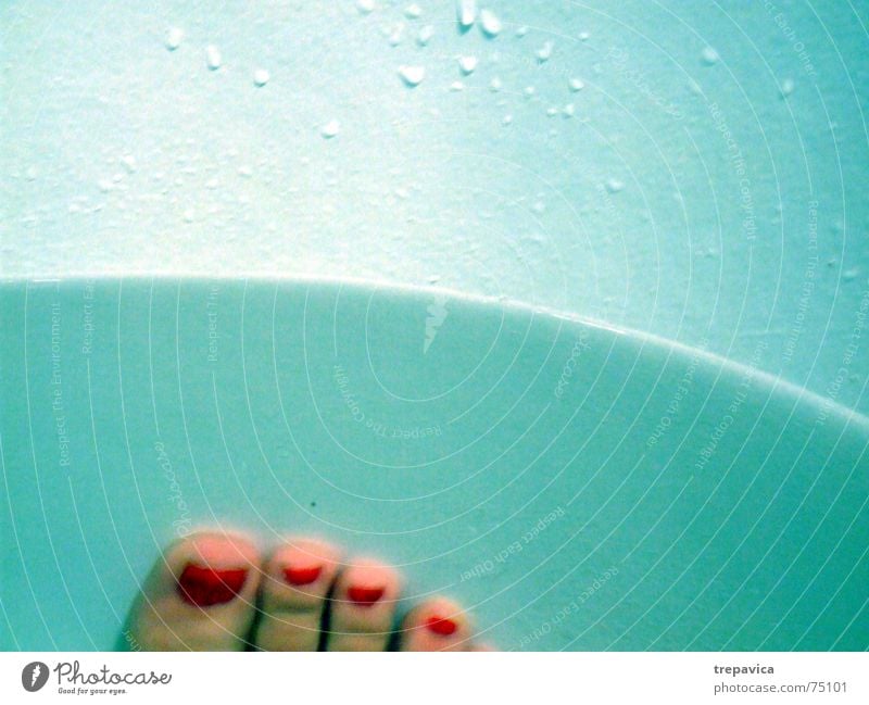 toes Green Nail Parts of body Bathtub Relaxation Red Nail polish Woman Water Swimming & Bathing Feet Legs Foot bath Wash