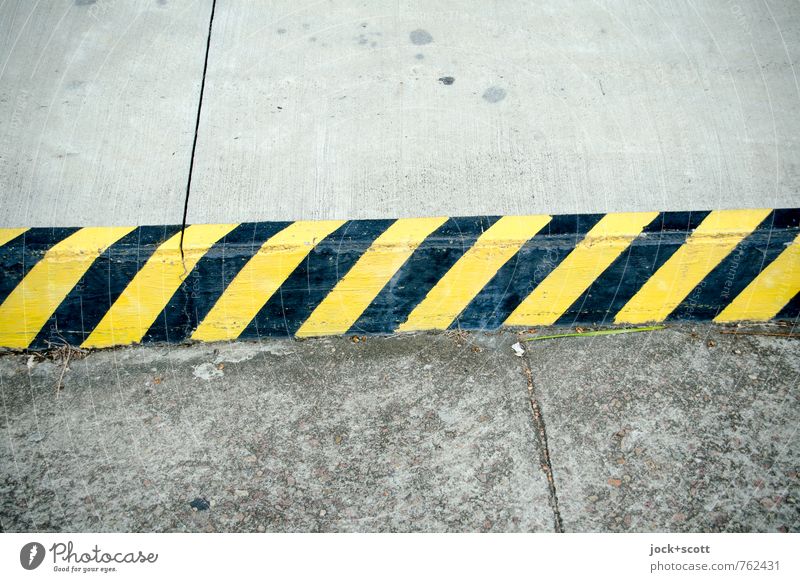 clearway Traffic infrastructure Street Roadside Concrete Road sign Stripe Sharp-edged Long Yellow Black Arrangement Lanes & trails Curbside Seam Warning colour