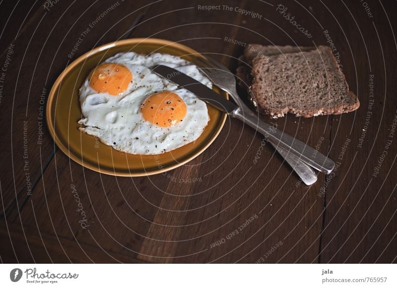 fried egg Food Bread Fried egg sunny-side up Egg Nutrition Breakfast Organic produce Vegetarian diet Crockery Plate Cutlery Knives Fork Delicious Natural